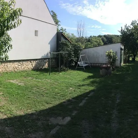 Var-lak Vendeghaz * Csesznek